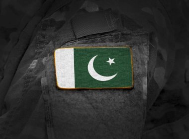 Askeri üniformalı Pakistan bayrağı. 