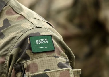 Askeri üniformalı Suudi Arabistan bayrağı (kolaj).