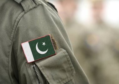 Askeri üniformalar üzerinde Pakistan bayrağı (kolaj).