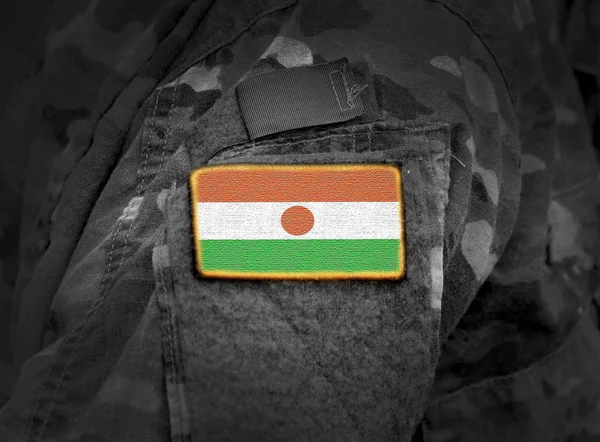 Bandera de Níger sobre uniformes militares (collage ) —  Fotos de Stock