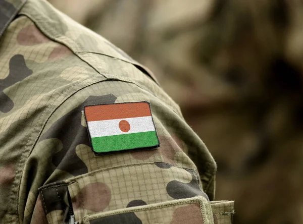 Flagge von niger auf Militäruniformen (Collage) — Stockfoto