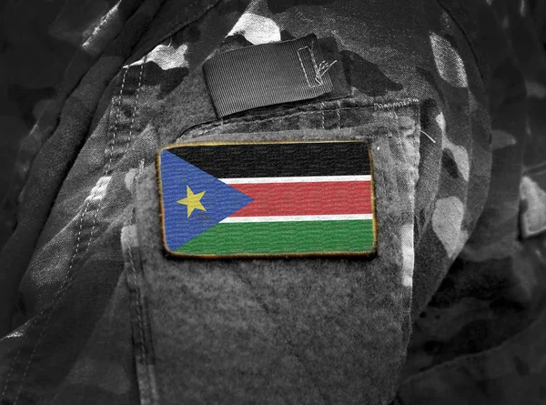 Bandera de Sudán del Sur con uniforme militar. Ejército, soldados, África — Foto de Stock