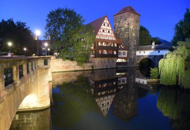 Gece Nürnberg şehir manzarası.