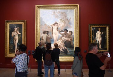 Paris'te Museum d'Orsay'da William-Adolphe Bouguereau tablosuyla Venüs'ün Doğuşu'na yakın ziyaretçiler.