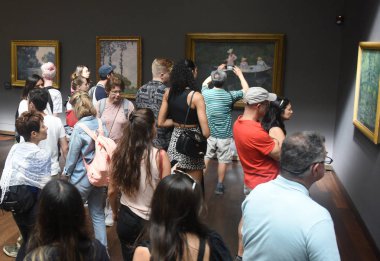 Paris, Fransa'daki Museum d'Orsay ziyaretçi kalabalığı.