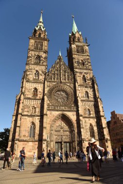 Nürnberg'deki St. Lorenz Kilisesi (St. Lorenz Kirche) yakınlarındaki insanlar, Bavyera, Almanya