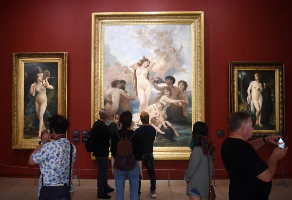 Zwiedzający w pobliżu narodzin Wenus przez Williama-Adolphe Bouguereau malarstwo w Muzeum d'Orsay w Paryżu, Francja. — Zdjęcie stockowe