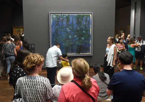 Multidão de visitantes perto dos Blue Water Lilies, 19161919 por Claude Monet pintura no Museu d 'Orsay em Paris, França . — Fotografia de Stock
