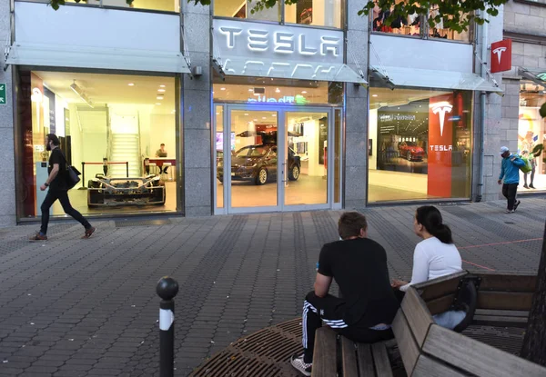 Menschen in der Nähe des Tesla-Marktes in der Nürnberger Innenstadt. — Stockfoto