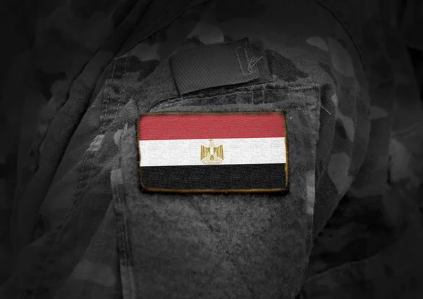 Σημαία της Αιγύπτου με στρατιωτική στολή — Φωτογραφία Αρχείου