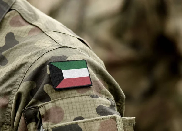 Bandera de Kuwait sobre uniforme militar (collage ). — Foto de Stock