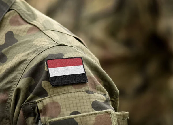 Bandera de Yemen sobre uniforme militar (collage). — Foto de Stock