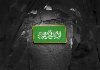 Askeri üniformalı Hamas bayrağı (kolaj).