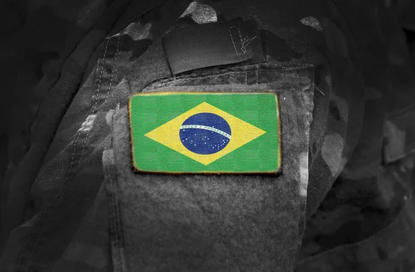 Vlag van Brazilië op soldaten arm. — Stockfoto