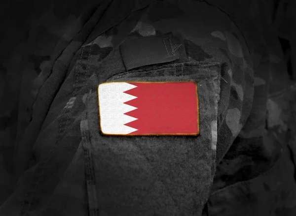 Bahrein zászlója katonai egyenruhán (kollázs). — Stock Fotó