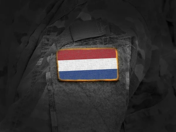 Vlajka Nizozemska na vojáky arm (koláž). — Stock fotografie