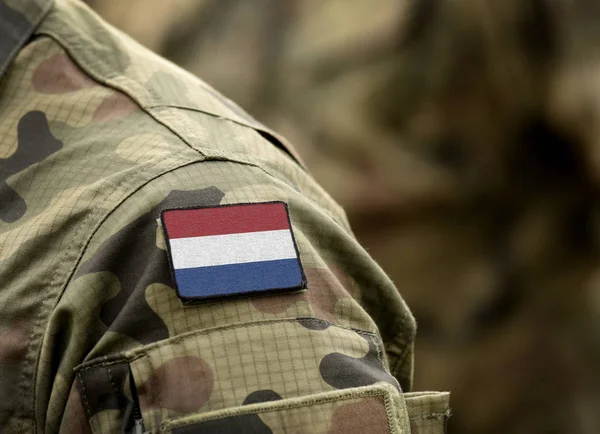 Hollanda bayrağı askeri üniforma üzerinde (kolaj). — Stok fotoğraf