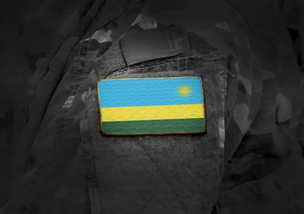 Bendera Rwanda di lengan tentara. Bendera Rwanda pada seragam militer . — Stok Foto