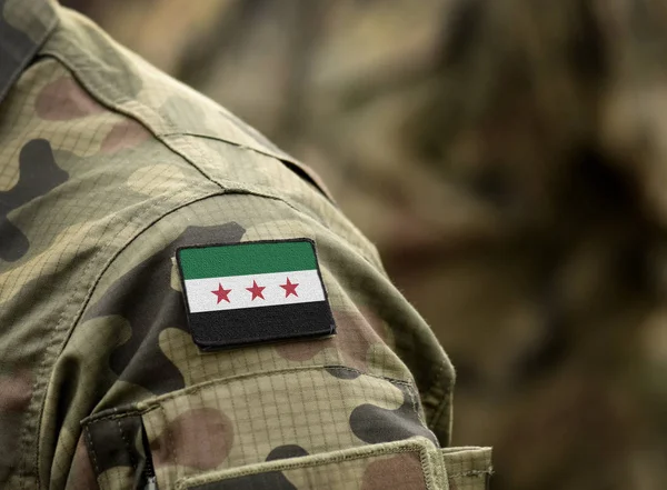 Bandera de la Coalición Nacional Siria sobre el uniforme militar (collage)). — Foto de Stock