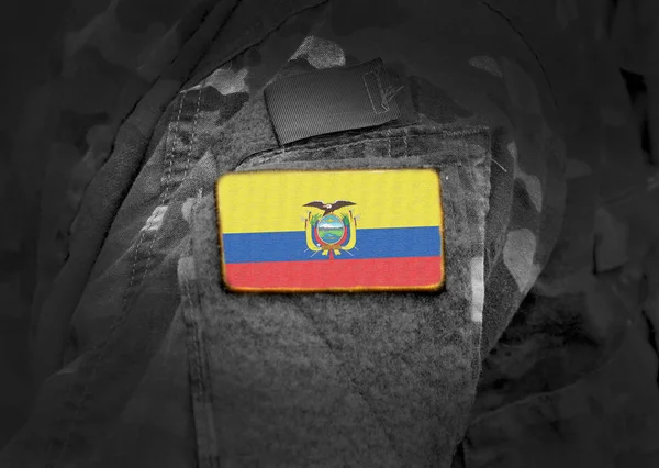 Bandera de Ecuador en brazo de soldados. Bandera de Ecuador sobre uniforme militar (collage ). — Foto de Stock