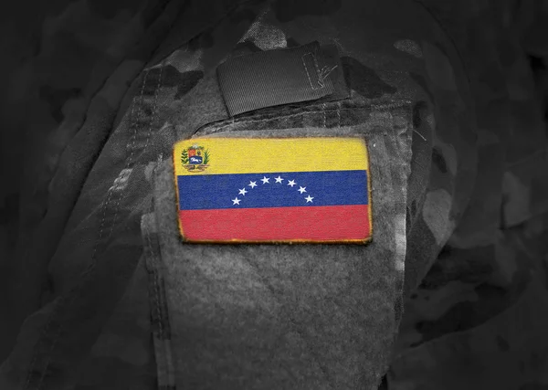 Flagge von venezuela auf dem Arm der Soldaten (Collage). — Stockfoto