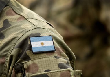 Askeri üniformada Arjantin bayrağı (kolaj).
