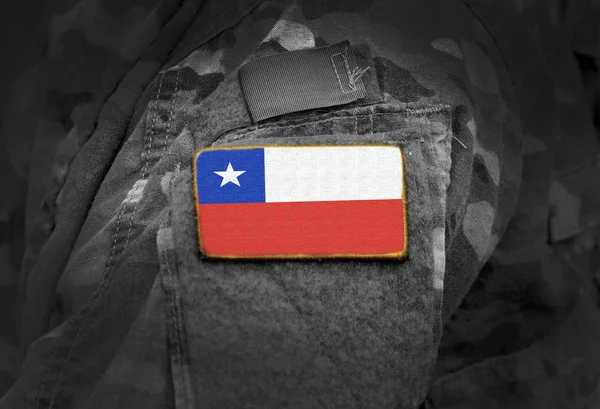 Chilská vlajka na vojenské uniformě (koláž). — Stock fotografie