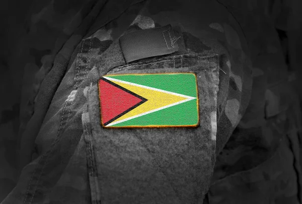 Vlag van Guyana op soldatenarm. — Stockfoto