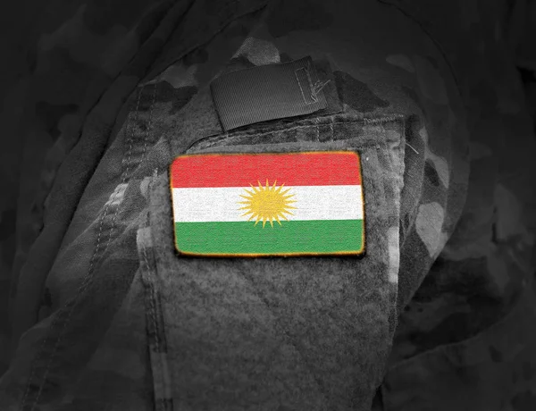 Bandera del Kurdistán en el brazo de los soldados . — Foto de Stock