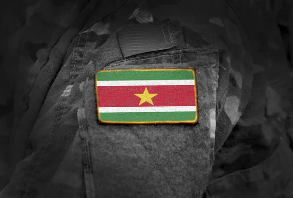 苏里南国旗挂在士兵手臂上. — 图库照片