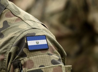 Askeri üniformalı El Salvador bayrağı.
