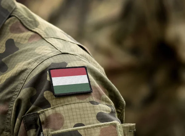 Bandera de Hungría sobre uniforme militar . — Foto de Stock