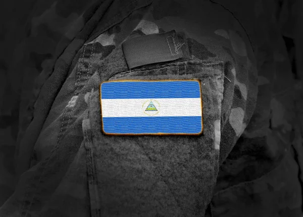 Nikaragujská vlajka na vojenské uniformě. — Stock fotografie