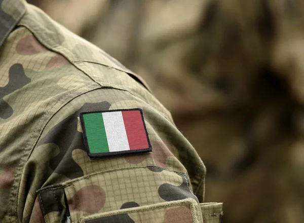 Bendera Italia pada seragam militer . — Stok Foto