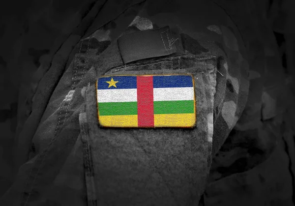 Bandera de la República Centroafricana sobre uniforme militar . — Foto de Stock
