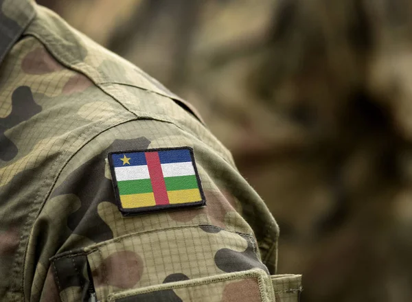 군복을 입은 중앙아프리카 공화국의 국기. — 스톡 사진