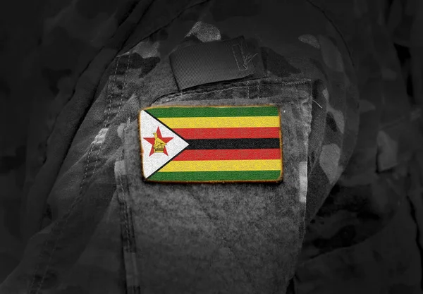 Zimbabwská vlajka na vojenské uniformě. — Stock fotografie