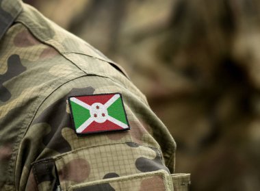 Askeri üniformalı Burundi bayrağı.. 