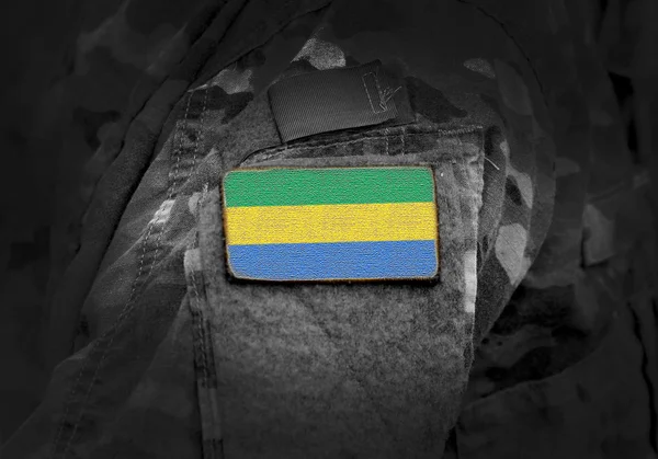 Прапор Габону на руках воїнів.. — стокове фото