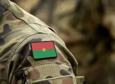 Askeri üniformalı Burkina Faso bayrağı. 