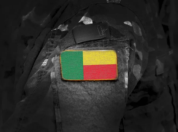 Bendera Benin pada seragam militer . — Stok Foto