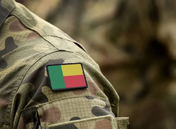 군복을 입은 베냉의 깃발. — 스톡 사진