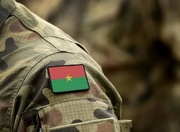 Flaga Burkina Faso na mundurze wojskowym. — Zdjęcie stockowe