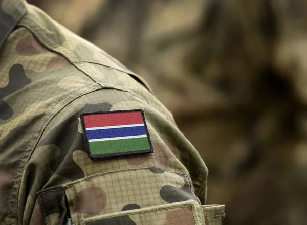 군복을 입은 감비아의 깃발. — 스톡 사진