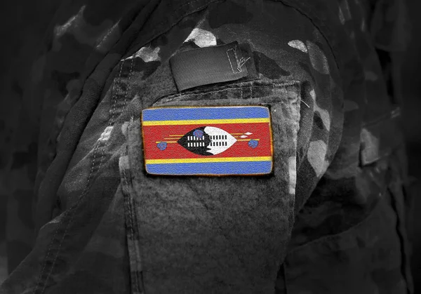 Eswatini, auch bekannt als Hakenkreuzfahne auf dem Arm der Soldaten. Königreich der Swatini-Flagge auf Militäruniform. Armee, Truppen, Militär, Afrika (Collage)). — Stockfoto