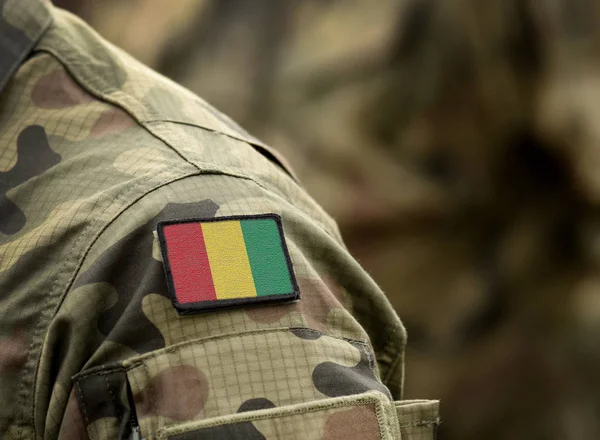 Bandera de la República de Guinea sobre uniforme militar . — Foto de Stock