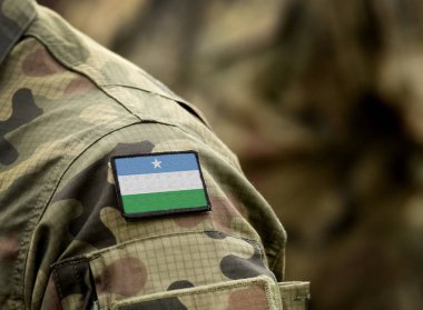 Askeri üniformalı Puntland Eyaleti bayrağı.. 