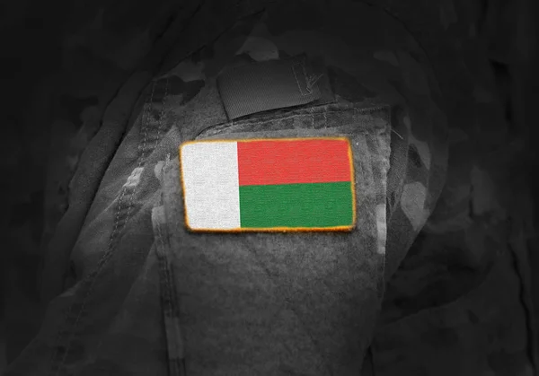 Σημαία Μαδαγασκάρης με στρατιωτική στολή. Στρατός, στρατεύματα, στρατιώτες. — Φωτογραφία Αρχείου