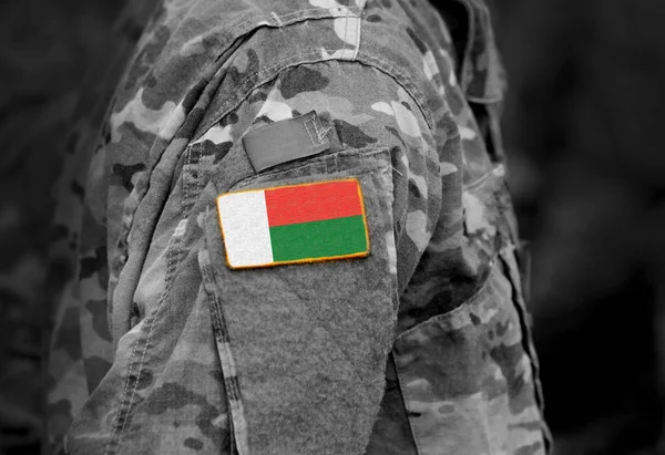 Bandera de Madagascar en uniforme militar. Ejército, tropas, soldados . — Foto de Stock