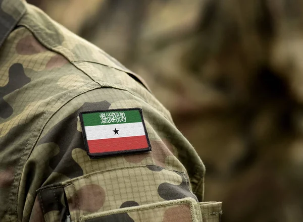 Bandera de Somalilandia sobre uniforme militar . — Foto de Stock